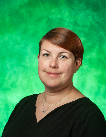 Dr. Melanie Ecker on green background